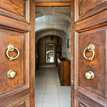Historic 4br Steps From Mdina Nyaraló