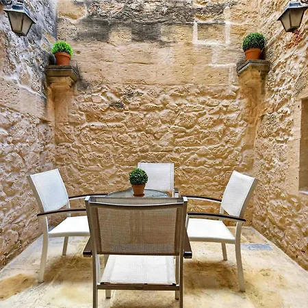 Historic 4br Steps From Mdina Nyaraló Rabat