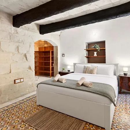 Historic 4br Steps From Mdina Nyaraló