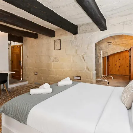 Historic 4br Steps From Mdina Nyaraló