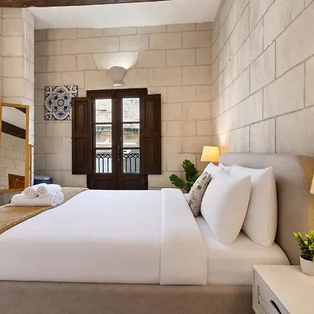 Historic 4br Steps From Mdina