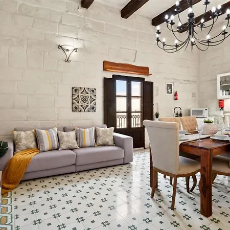 Historic 4br Steps From Mdina Nyaraló