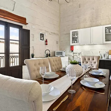 Historic 4br Steps From Mdina Nyaraló *