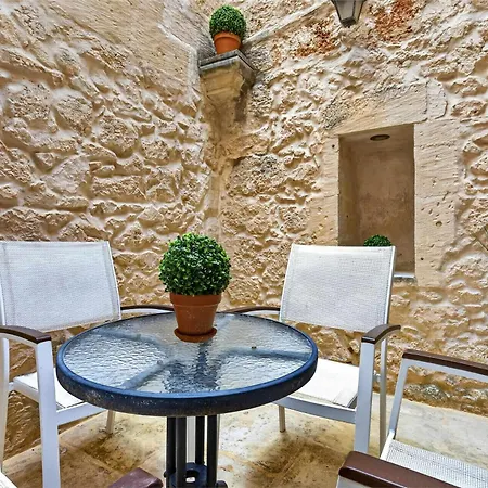 Historic 4br Steps From Mdina Nyaraló *