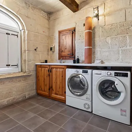 Historic 4br Steps From Mdina Nyaraló