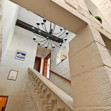 Historic 4br Steps From Mdina