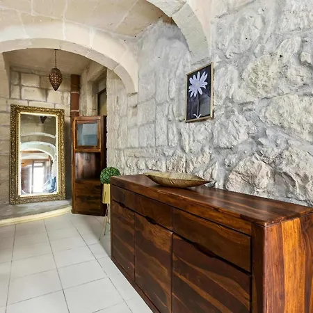 Historic 4br Steps From Mdina Nyaraló Rabat