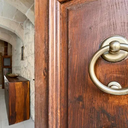 Historic 4br Steps From Mdina
